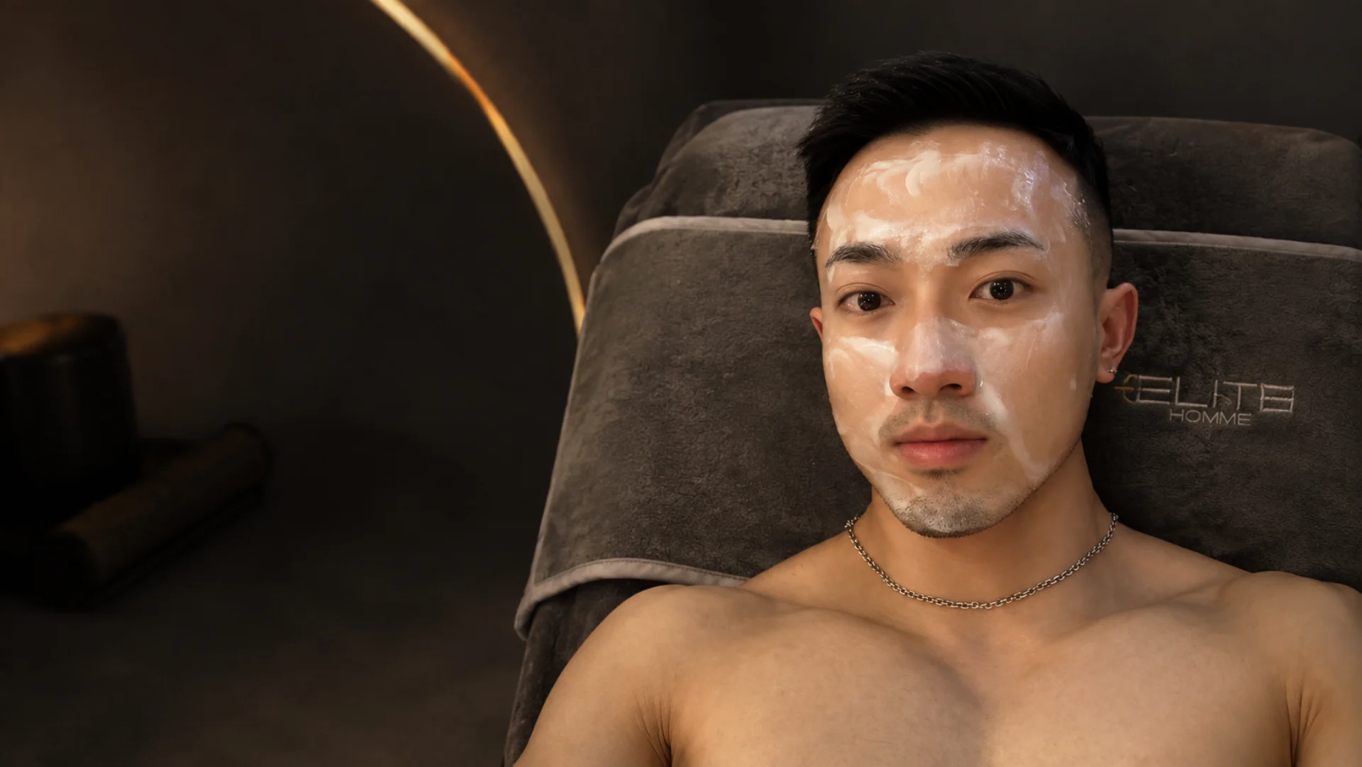 客人正在 Elite 引力男士接受面部护理